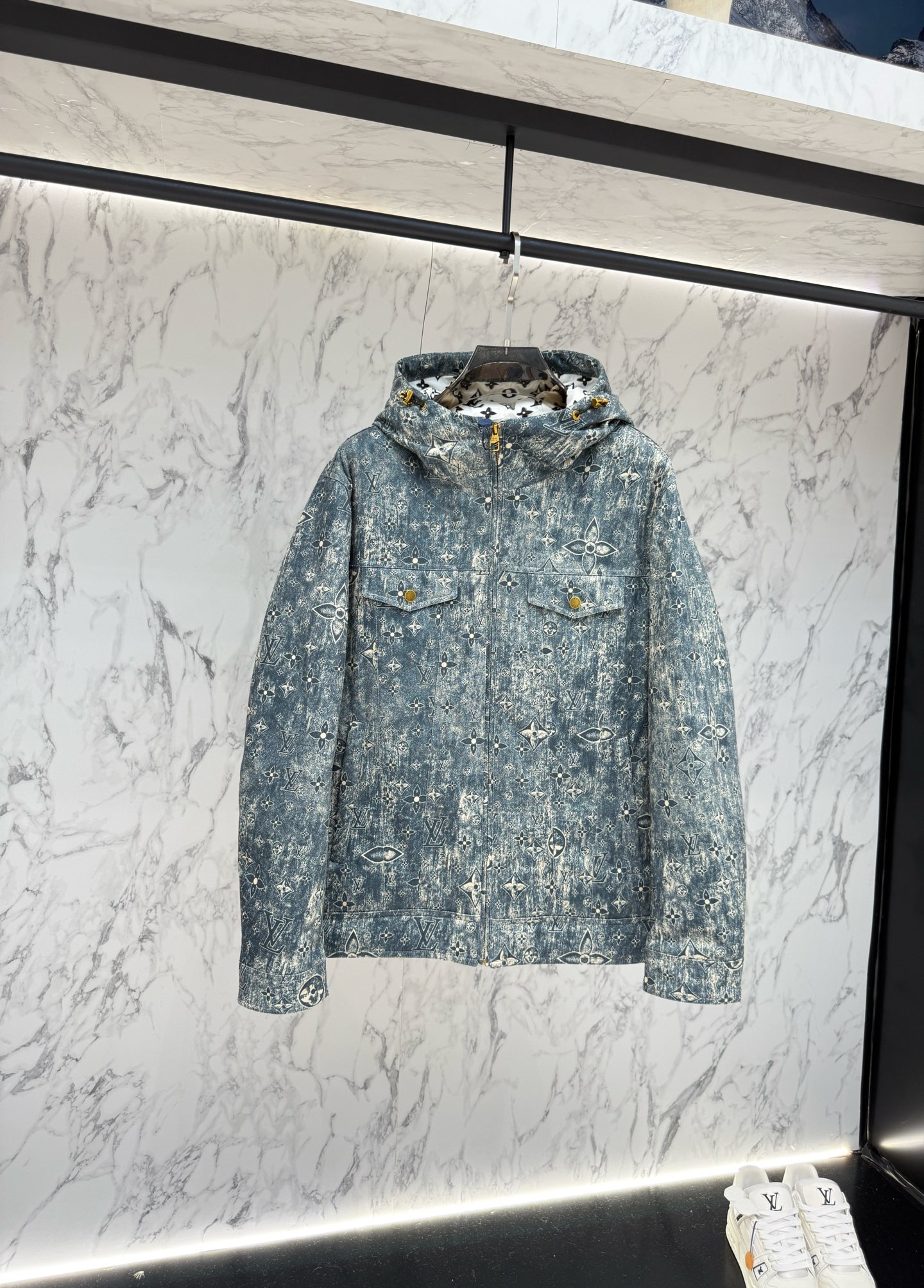 LV 原單丹寧老花羽絨外套 做舊質感設計 秋冬潮流保暖單品