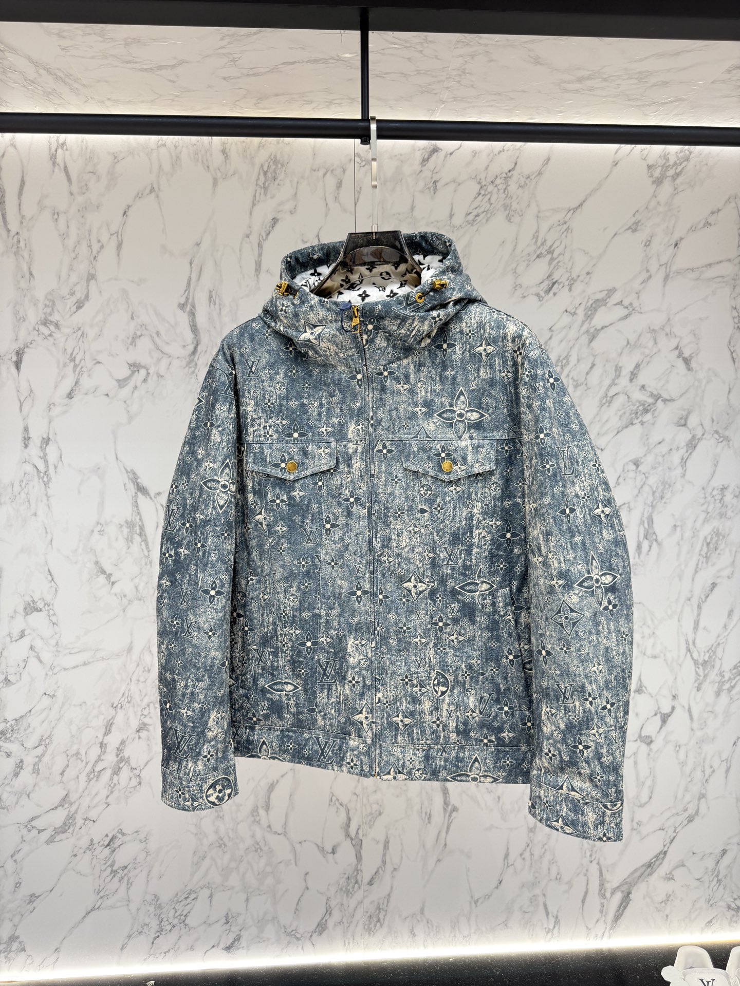 LV 原單丹寧老花羽絨外套 做舊質感設計 秋冬潮流保暖單品