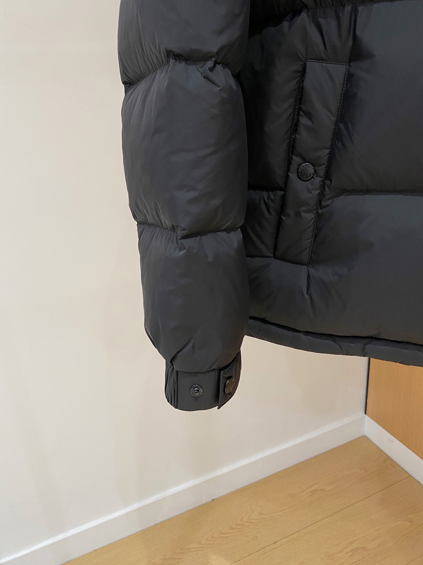 LV 高仿連帽羽絨外套 雙層拼接設計 冬季保暖時尚款｜歐美奢侈品精品推薦