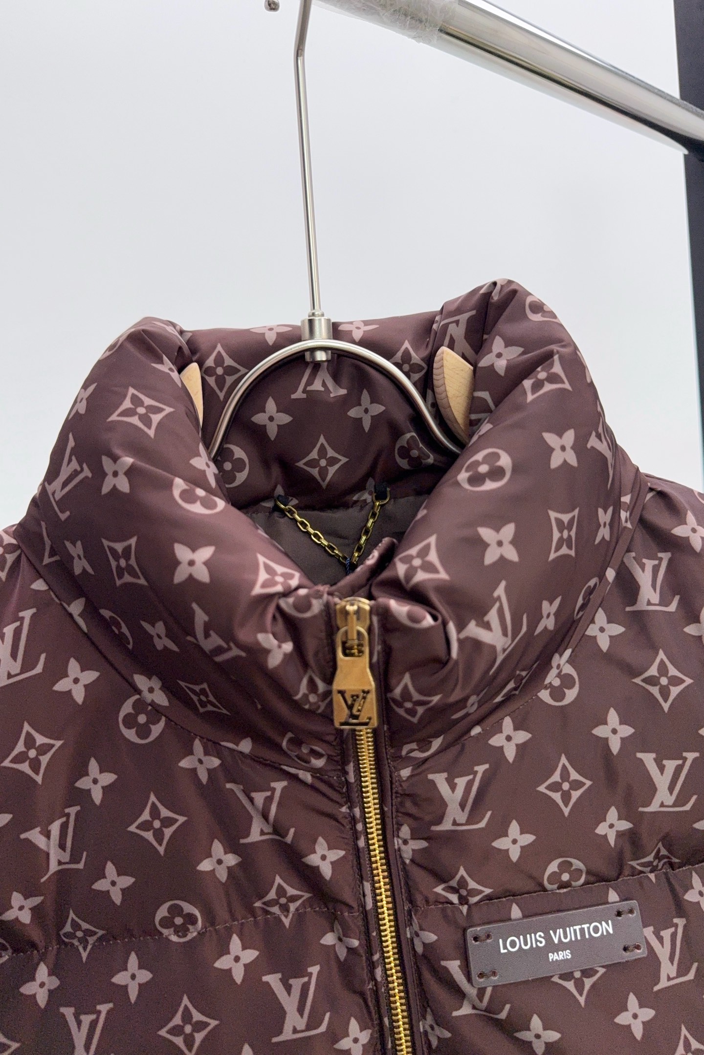 LV 一比一老花羽絨外套 經典棕色設計 保暖奢華冬季新款｜歐美奢侈品精品推薦