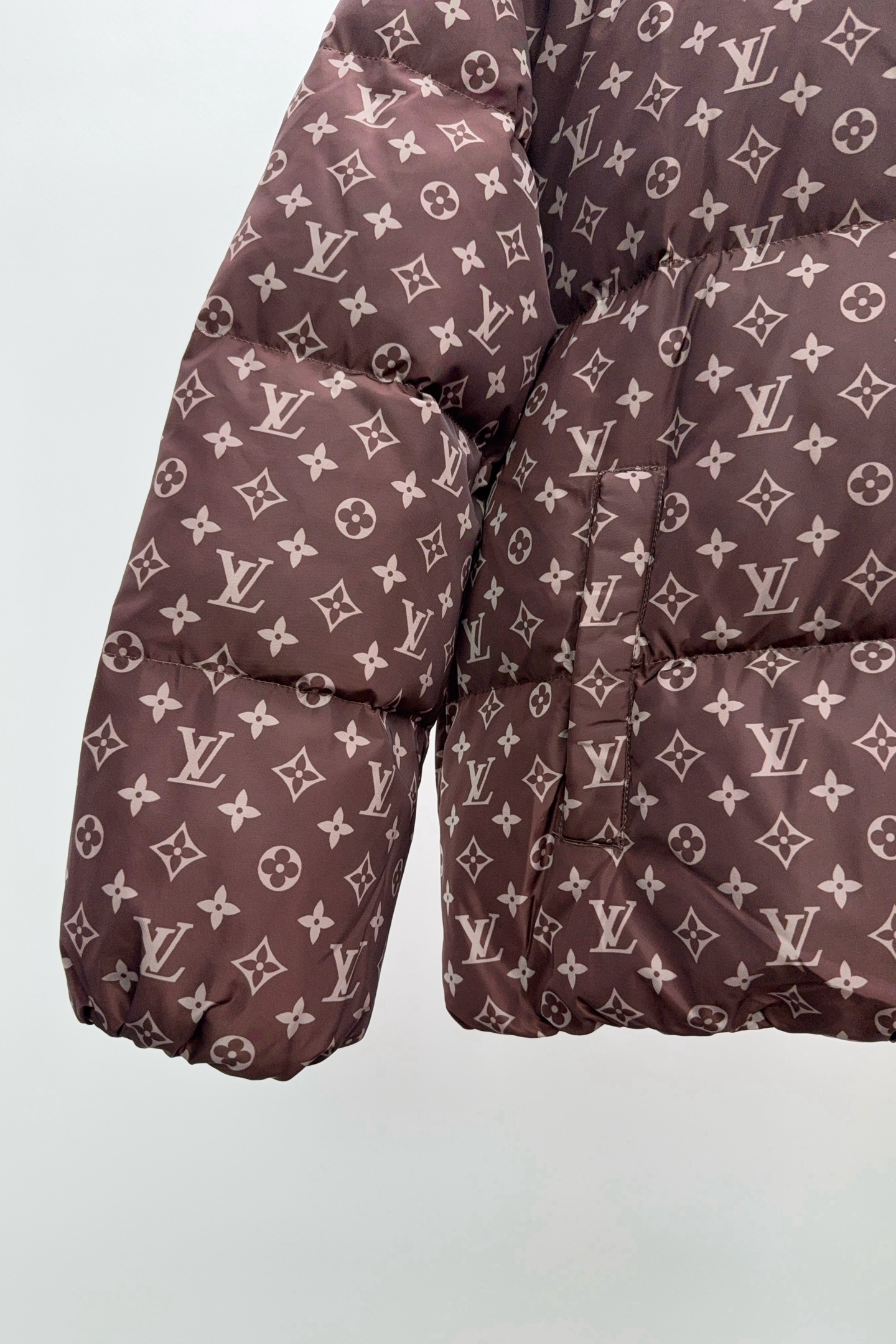 LV 一比一老花羽絨外套 經典棕色設計 保暖奢華冬季新款｜歐美奢侈品精品推薦