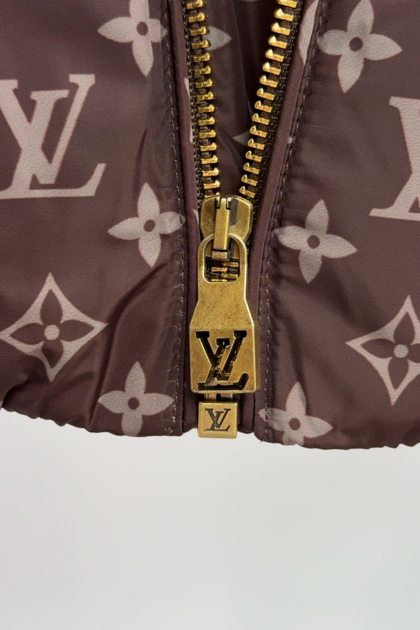 LV 一比一老花羽絨外套 經典棕色設計 保暖奢華冬季新款｜歐美奢侈品精品推薦