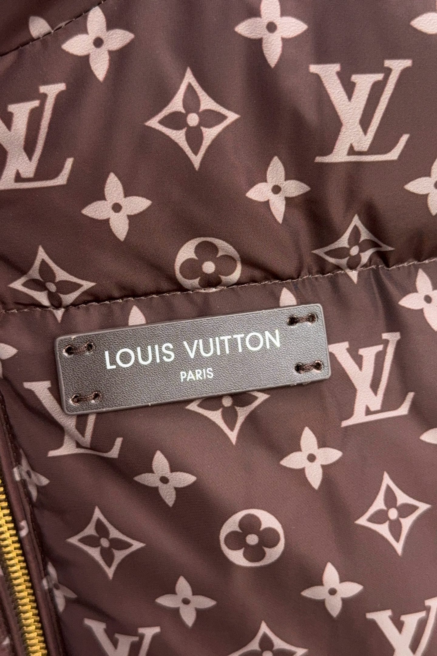 LV 一比一老花羽絨外套 經典棕色設計 保暖奢華冬季新款｜歐美奢侈品精品推薦