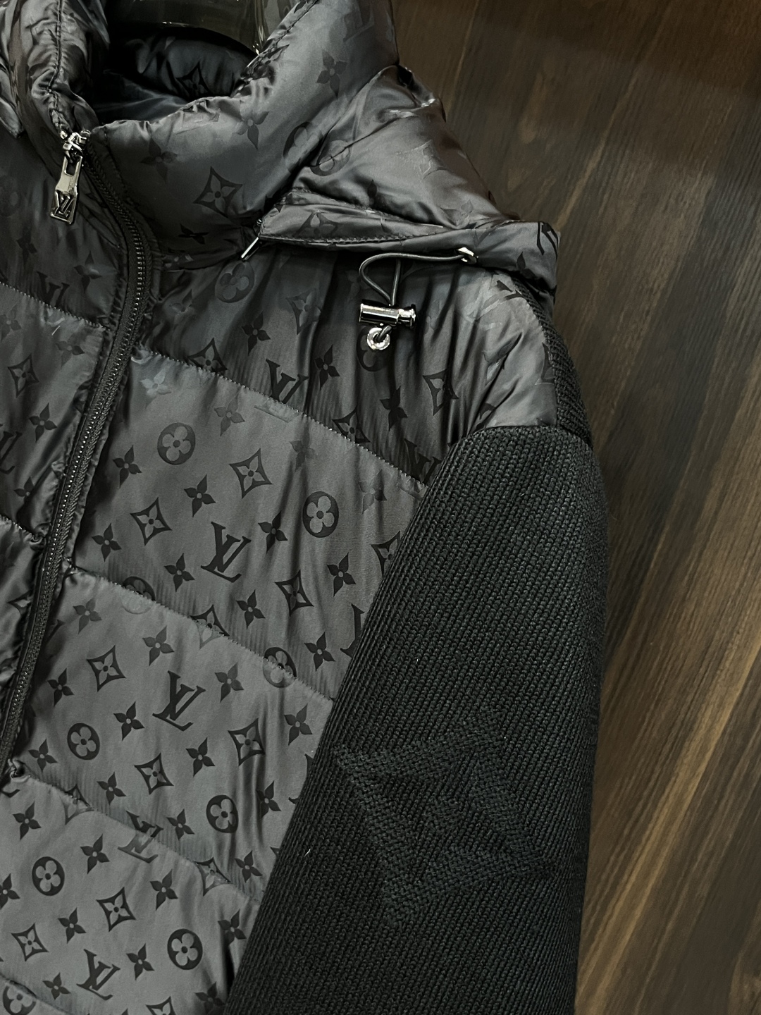 LV 原單混料老花羽絨外套 針織拼接袖設計 高端保暖款｜歐美奢侈品精品推薦