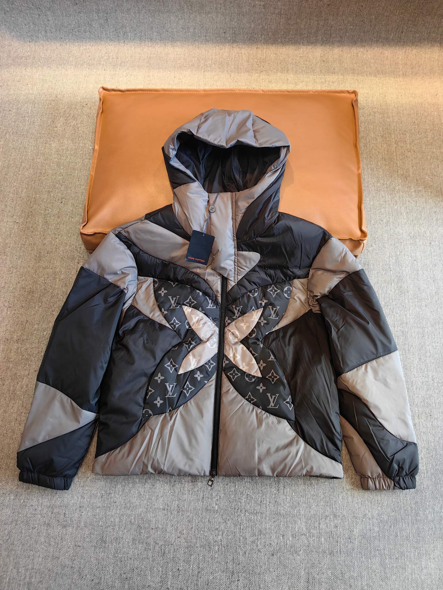LV 精品仿製拼接羽絨外套 立體Monogram幾何設計 保暖時尚