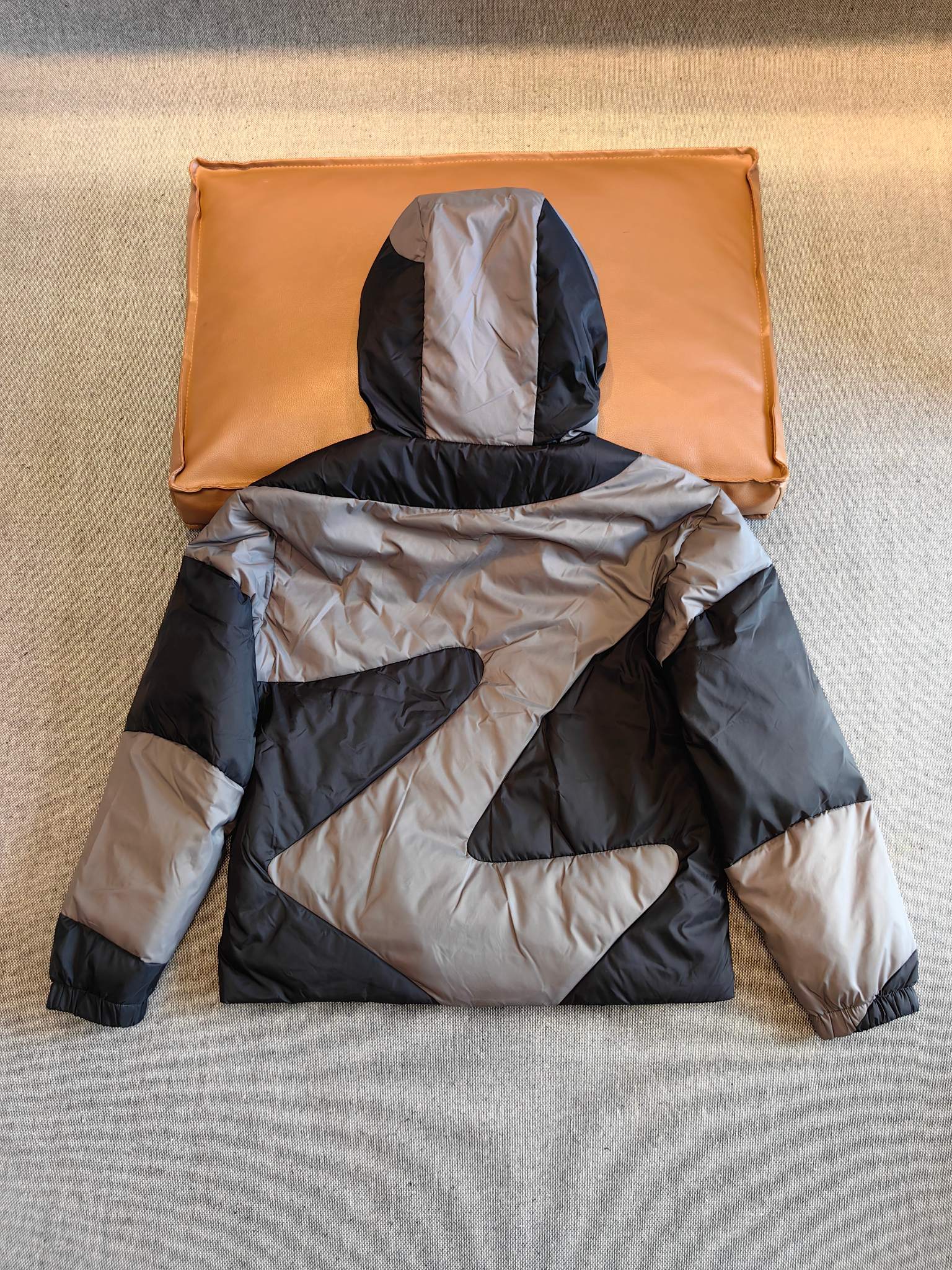 LV 精品仿製拼接羽絨外套 立體Monogram幾何設計 保暖時尚