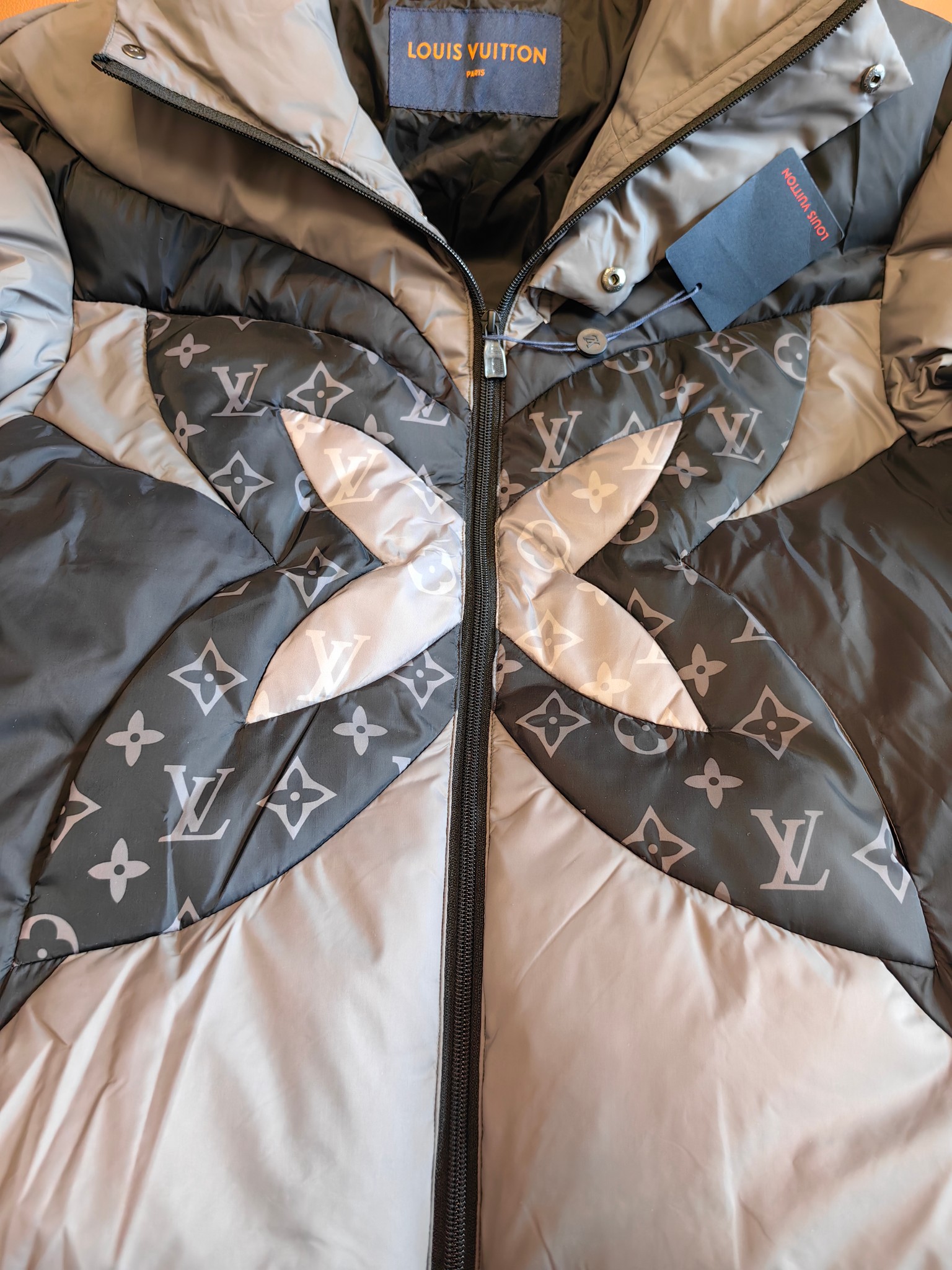 LV 精品仿製拼接羽絨外套 立體Monogram幾何設計 保暖時尚