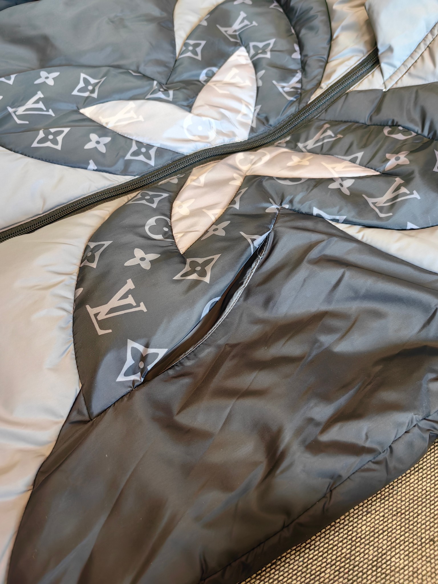 LV 精品仿製拼接羽絨外套 立體Monogram幾何設計 保暖時尚