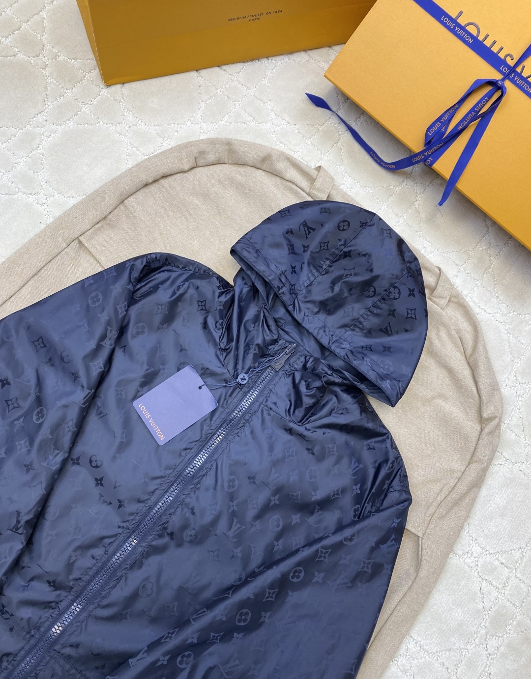 LV高仿防水連帽外套男士款簡約風格百搭設計｜歐美奢侈品精品推薦