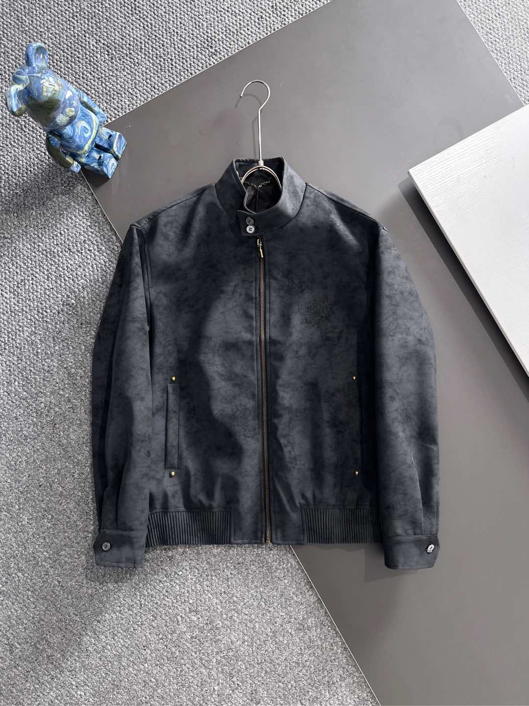 LV高仿麂皮外套黑灰色款 原單製作立領設計 秋冬一比一真實對版 男士質感夾克推薦