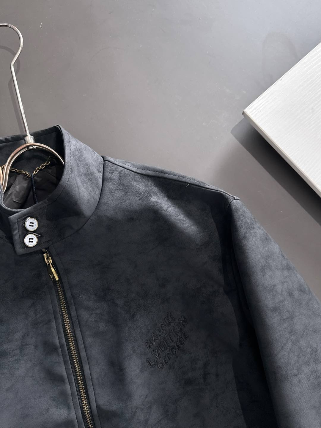 LV高仿麂皮外套黑灰色款 原單製作立領設計 秋冬一比一真實對版 男士質感夾克推薦|超A仿原單精品圖片 14 LV高仿麂皮外套黑灰色款 原單製作立領設計 秋冬一比一真實對版 男士質感夾克推薦|歐美奢侈品精品推薦