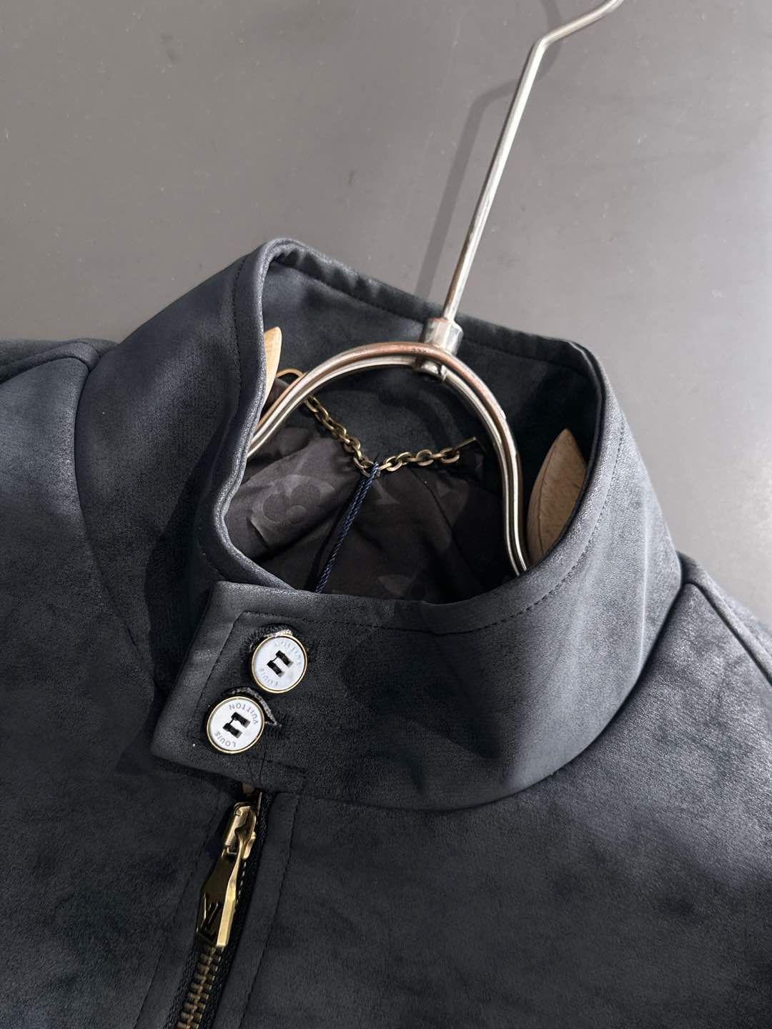 LV高仿麂皮外套黑灰色款 原單製作立領設計 秋冬一比一真實對版 男士質感夾克推薦｜歐美奢侈品精品推薦