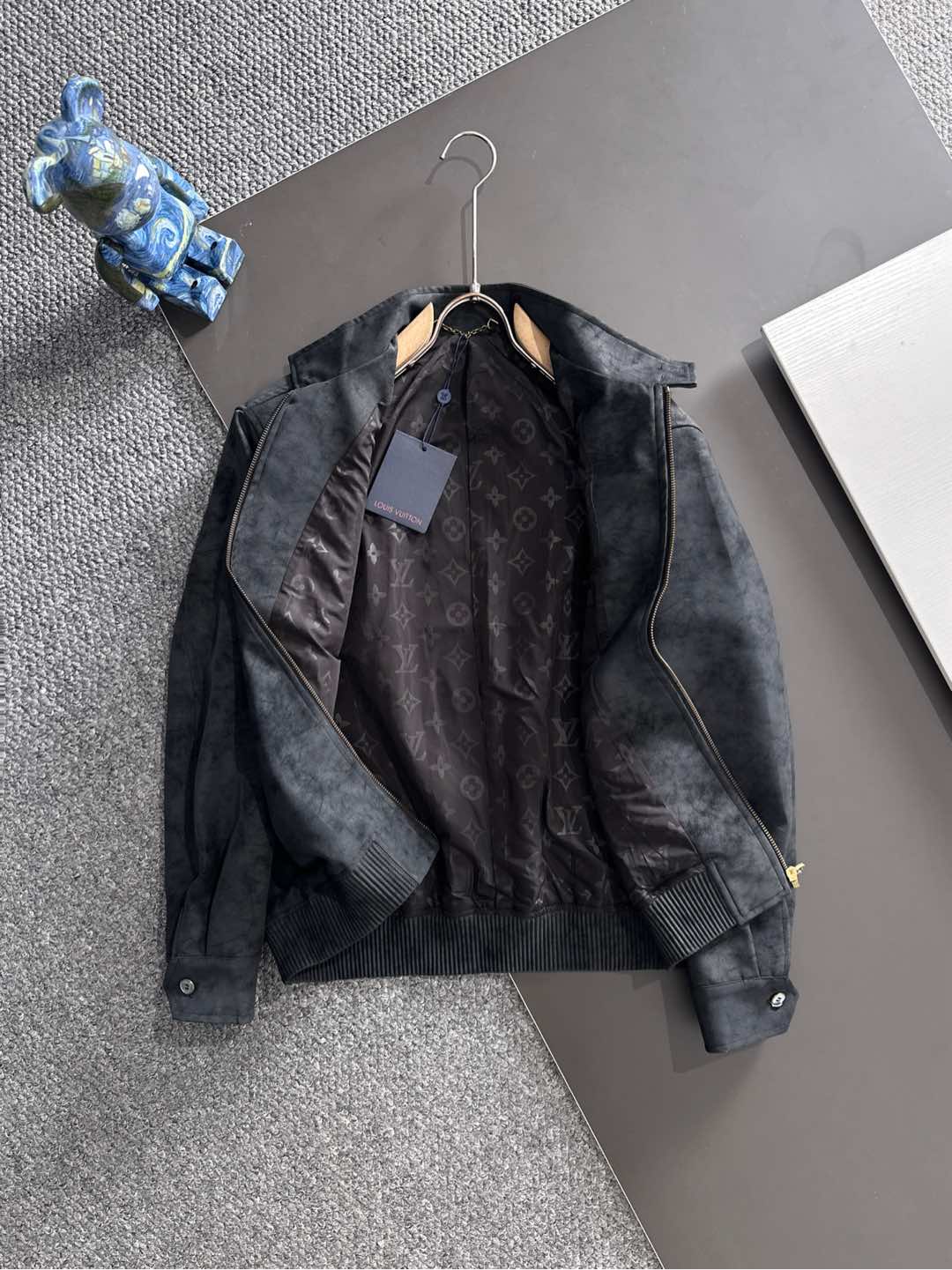 LV高仿麂皮外套黑灰色款 原單製作立領設計 秋冬一比一真實對版 男士質感夾克推薦｜歐美奢侈品精品推薦