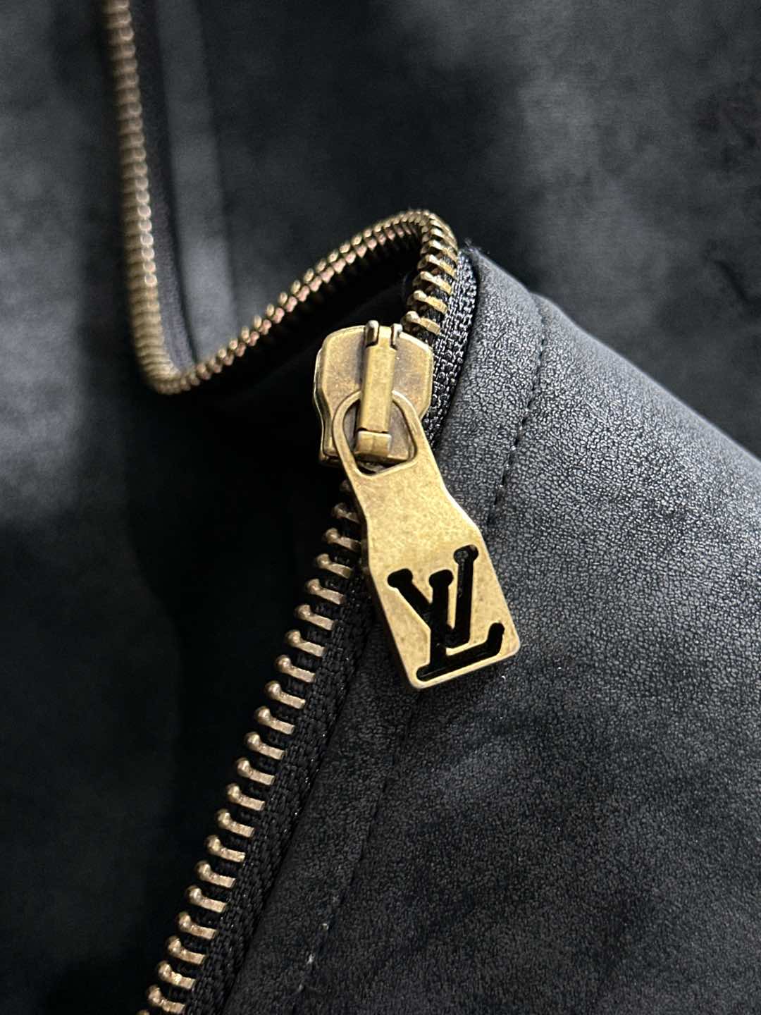 LV高仿麂皮外套黑灰色款 原單製作立領設計 秋冬一比一真實對版 男士質感夾克推薦｜歐美奢侈品精品推薦