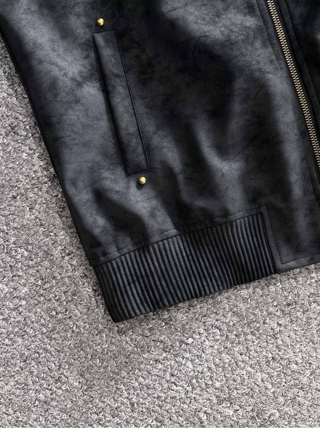 LV高仿麂皮外套黑灰色款 原單製作立領設計 秋冬一比一真實對版 男士質感夾克推薦｜歐美奢侈品精品推薦