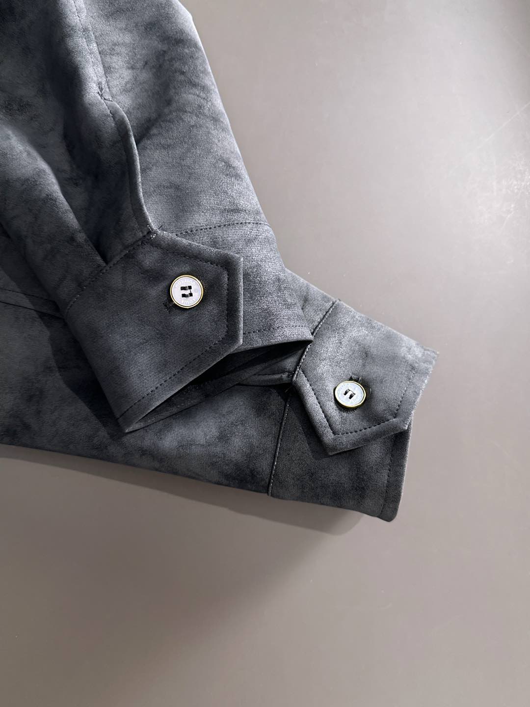 LV高仿麂皮外套黑灰色款 原單製作立領設計 秋冬一比一真實對版 男士質感夾克推薦｜歐美奢侈品精品推薦