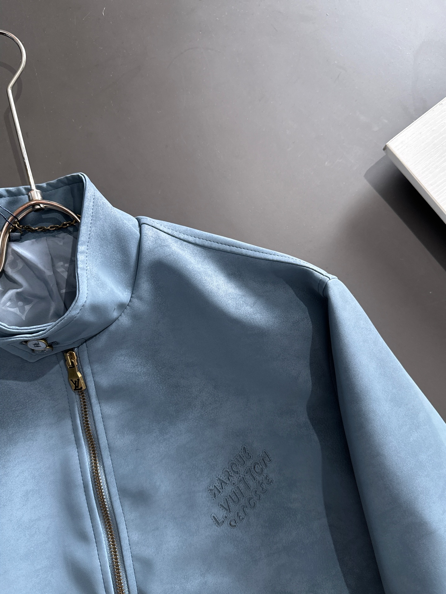 LV一比一藍灰麂皮外套秋冬新款 原單質感柔面布料 高仿精品立領外套時尚推薦｜歐美奢侈品精品推薦