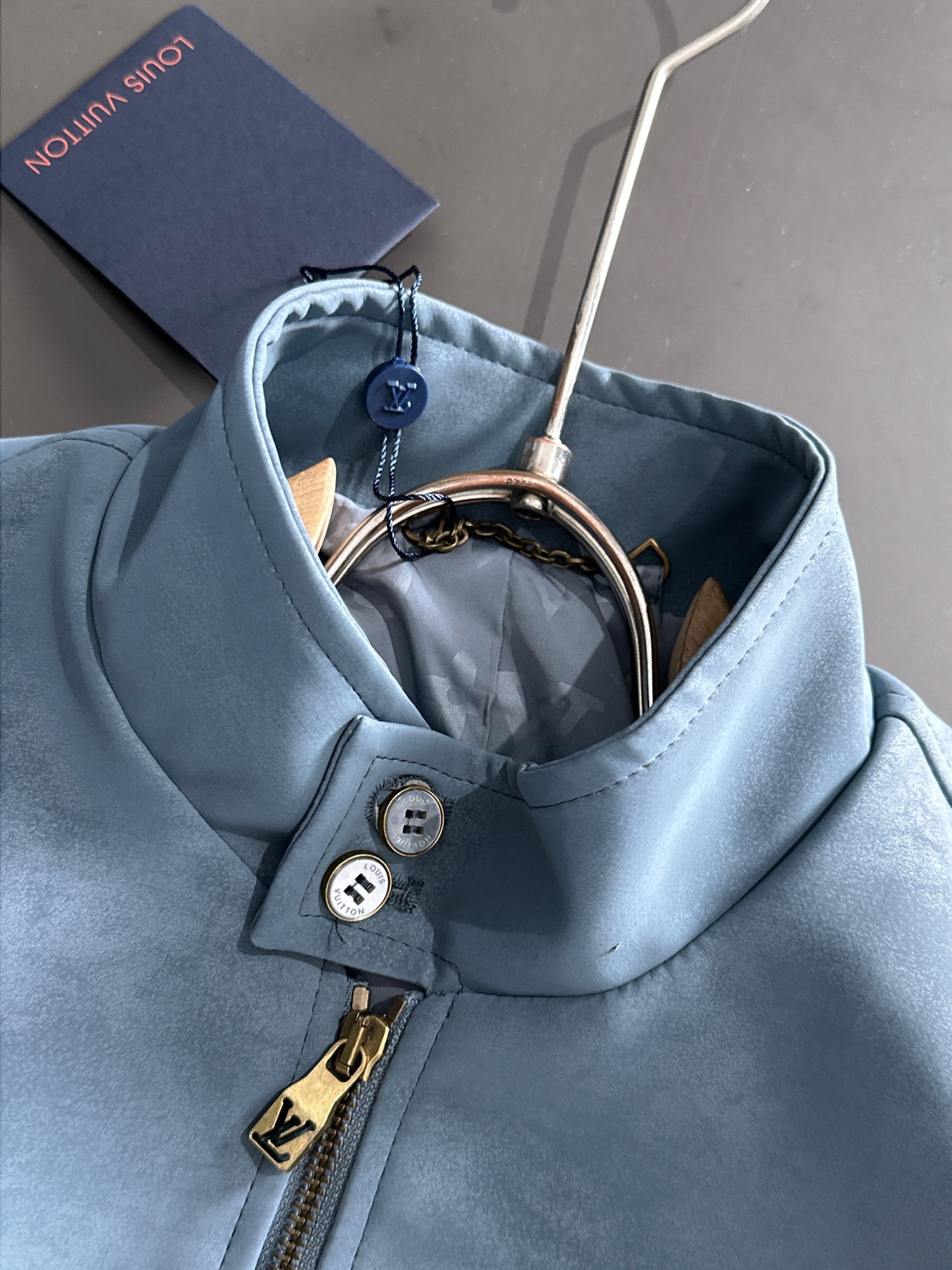 LV一比一藍灰麂皮外套秋冬新款 原單質感柔面布料 高仿精品立領外套時尚推薦｜歐美奢侈品精品推薦