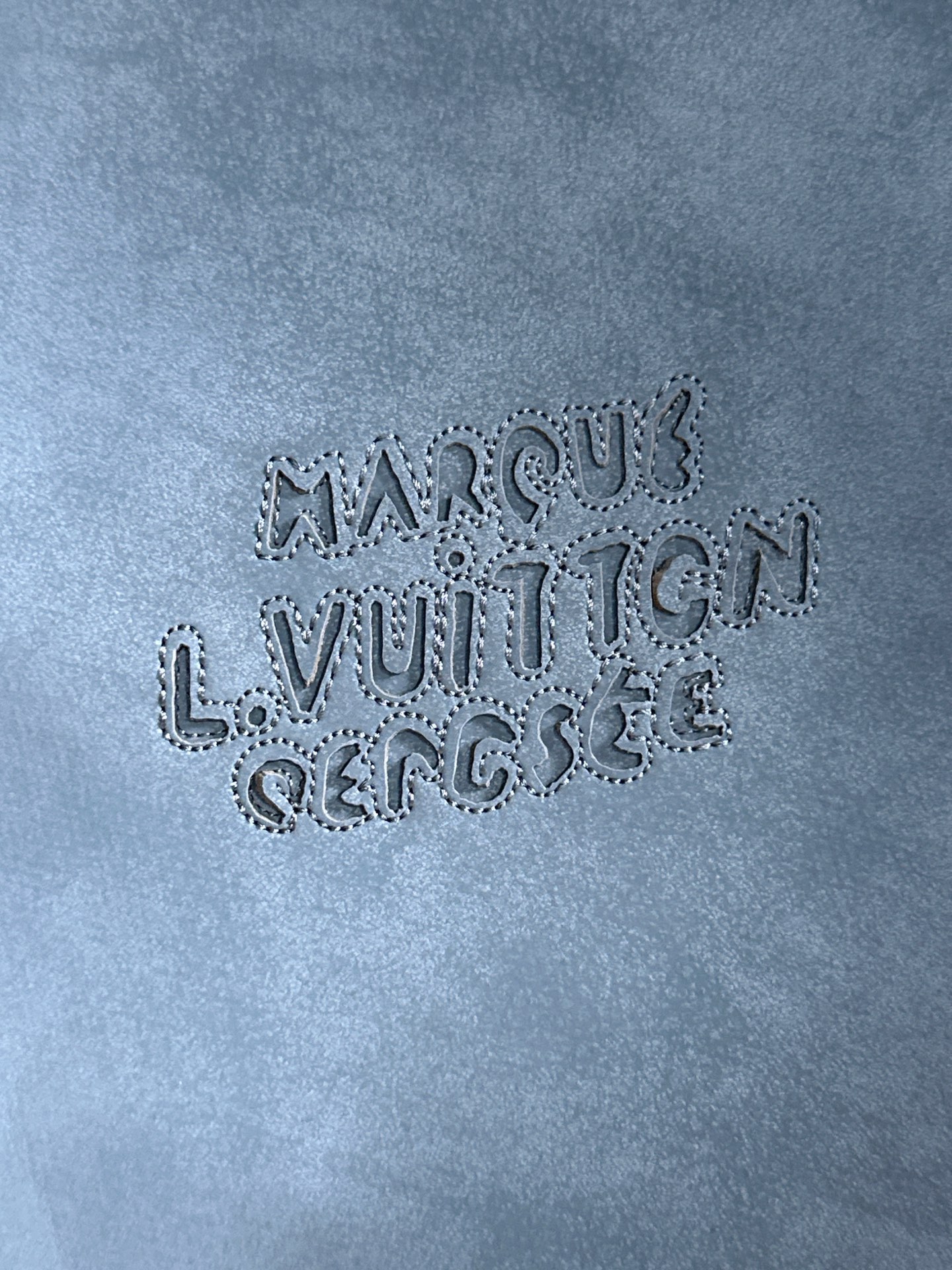 LV一比一藍灰麂皮外套秋冬新款 原單質感柔面布料 高仿精品立領外套時尚推薦｜歐美奢侈品精品推薦