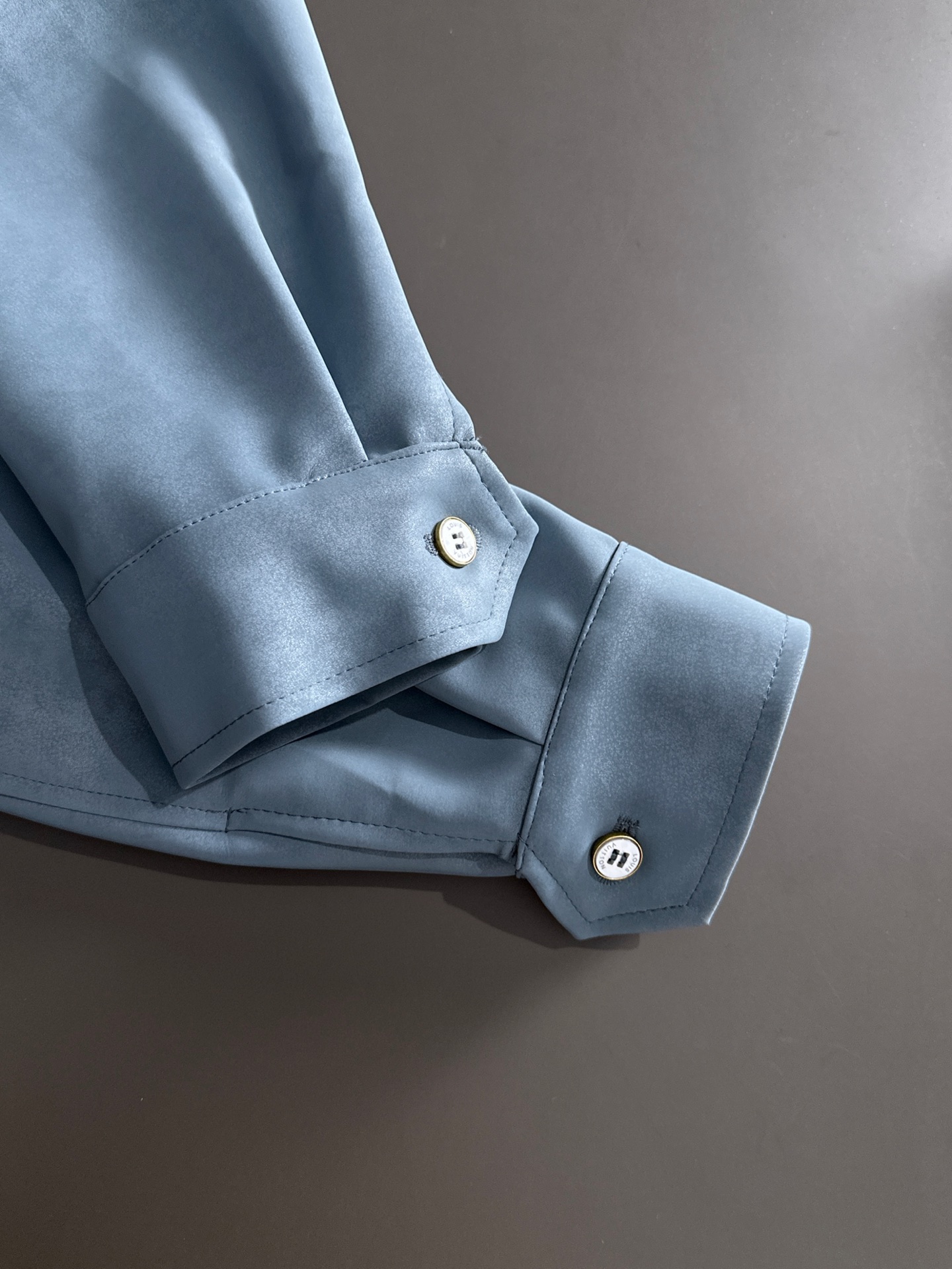 LV一比一藍灰麂皮外套秋冬新款 原單質感柔面布料 高仿精品立領外套時尚推薦｜歐美奢侈品精品推薦