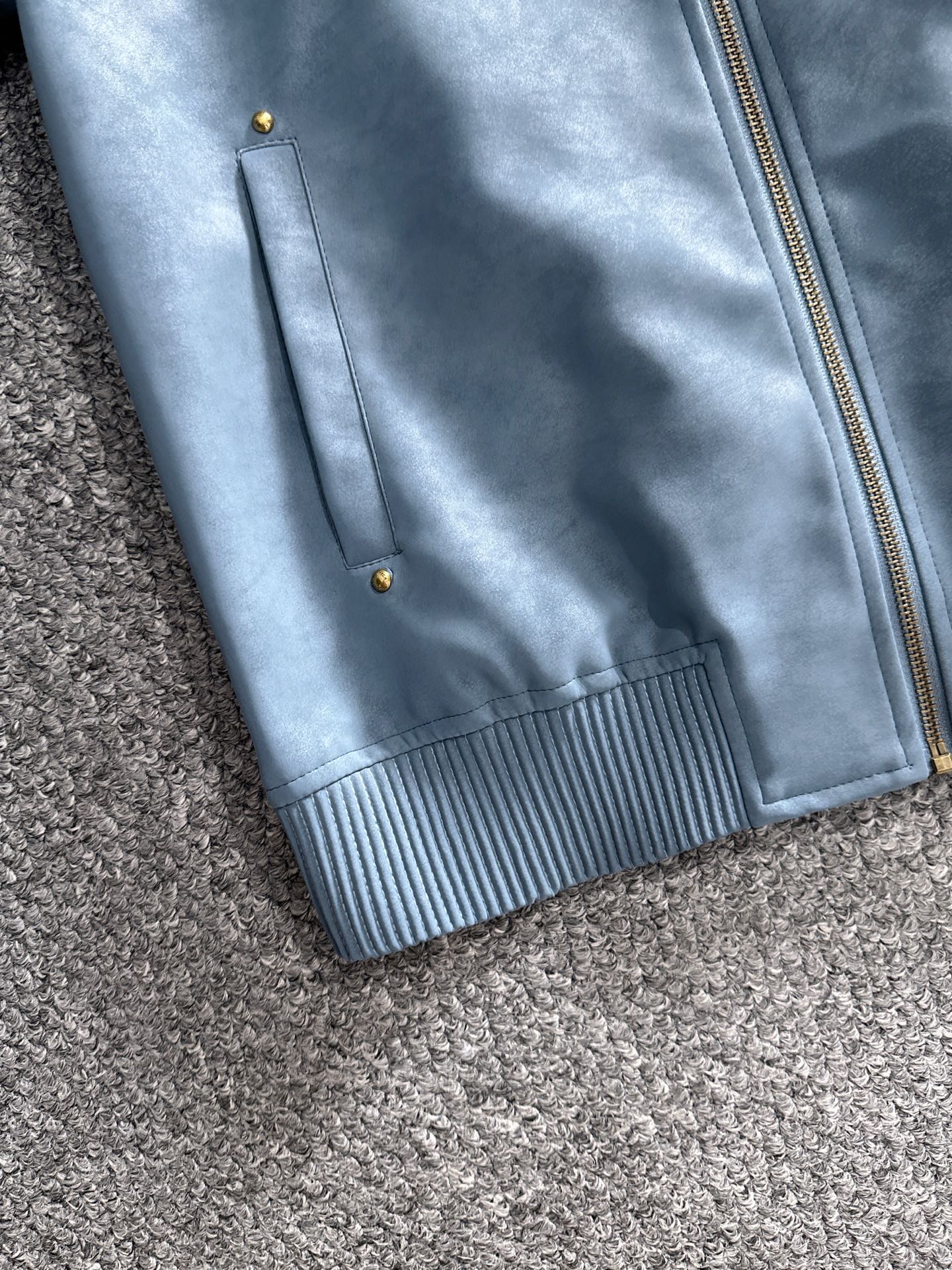 LV一比一藍灰麂皮外套秋冬新款 原單質感柔面布料 高仿精品立領外套時尚推薦｜歐美奢侈品精品推薦