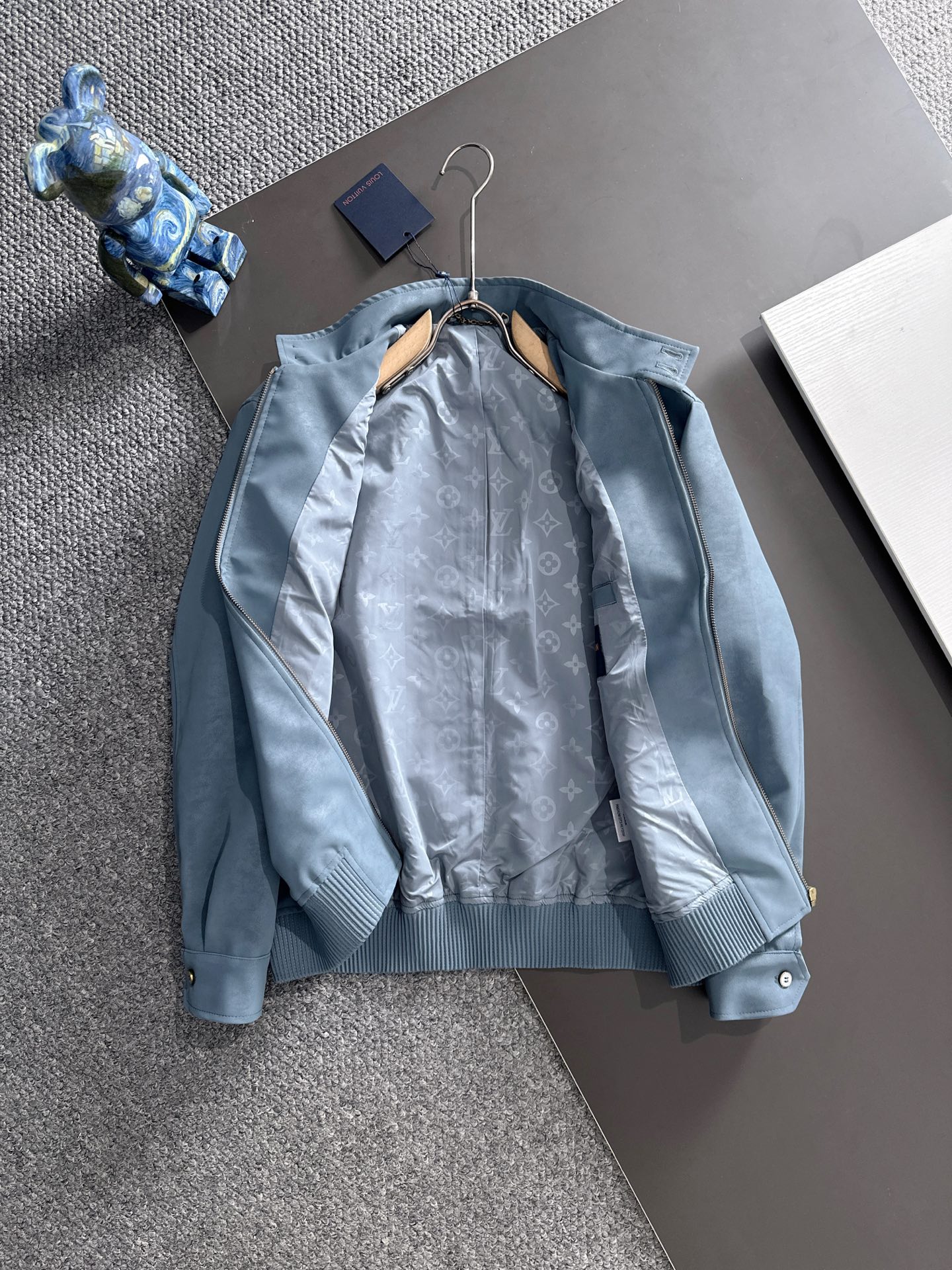 LV一比一藍灰麂皮外套秋冬新款 原單質感柔面布料 高仿精品立領外套時尚推薦｜歐美奢侈品精品推薦