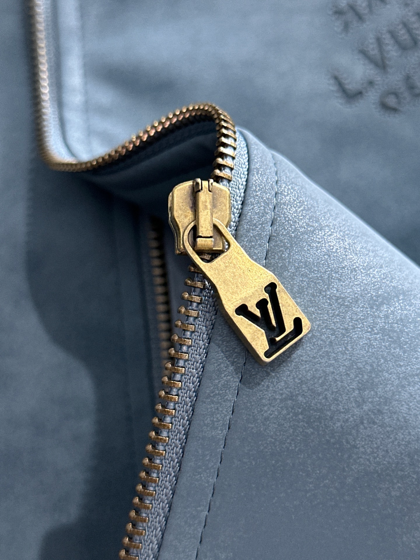 LV一比一藍灰麂皮外套秋冬新款 原單質感柔面布料 高仿精品立領外套時尚推薦｜歐美奢侈品精品推薦