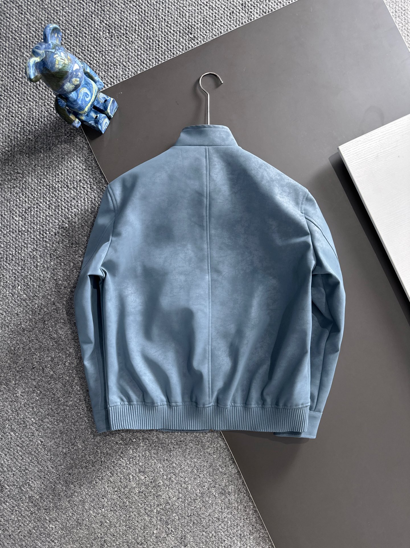 LV一比一藍灰麂皮外套秋冬新款 原單質感柔面布料 高仿精品立領外套時尚推薦｜歐美奢侈品精品推薦