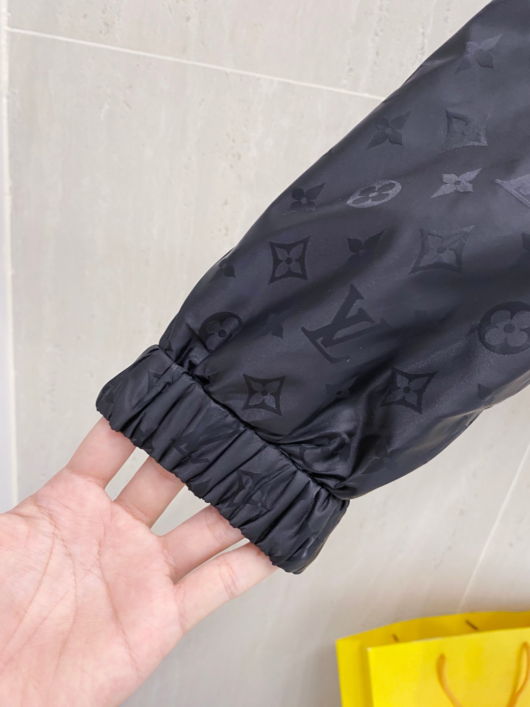 LV一比一滿印連帽外套秋冬高仿新品 原單製作立體剪裁 真實對版質感推薦款|超A仿原單精品圖片 10 LV一比一滿印連帽外套秋冬高仿新品 原單製作立體剪裁 真實對版質感推薦款|歐美奢侈品精品推薦