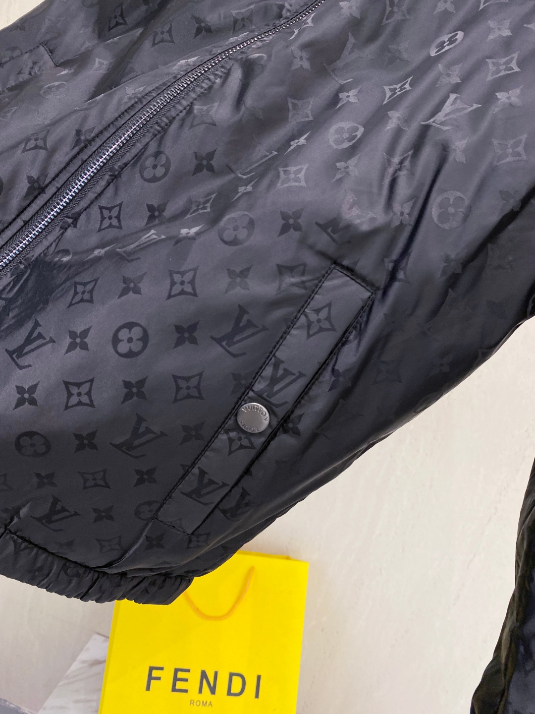LV一比一滿印連帽外套秋冬高仿新品 原單製作立體剪裁 真實對版質感推薦款|超A仿原單精品圖片 9 LV一比一滿印連帽外套秋冬高仿新品 原單製作立體剪裁 真實對版質感推薦款|歐美奢侈品精品推薦