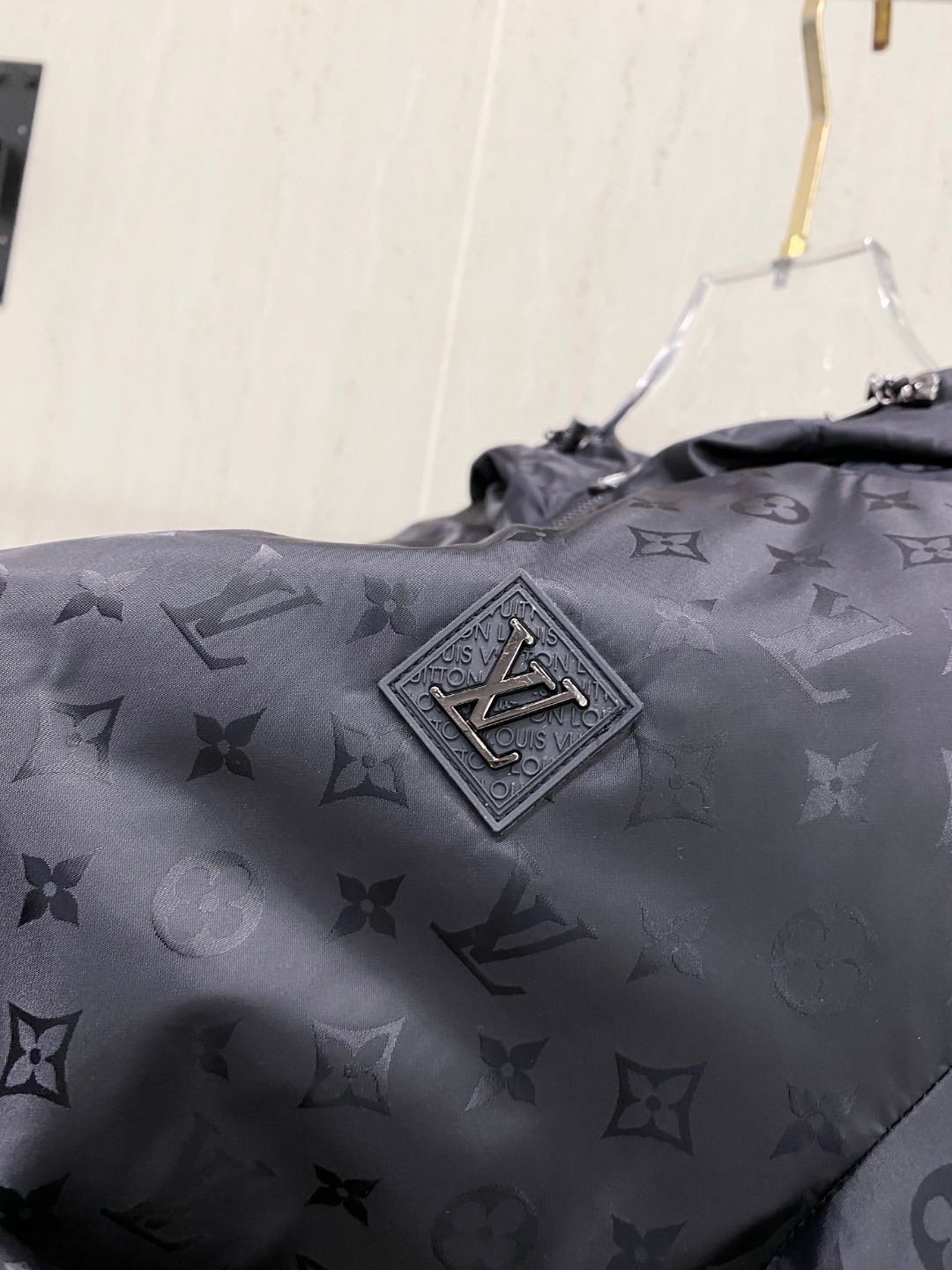 LV一比一滿印連帽外套秋冬高仿新品 原單製作立體剪裁 真實對版質感推薦款|超A仿原單精品圖片 8 LV一比一滿印連帽外套秋冬高仿新品 原單製作立體剪裁 真實對版質感推薦款|歐美奢侈品精品推薦