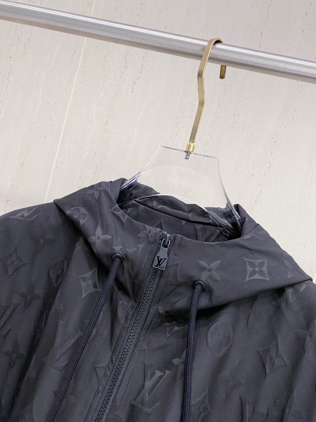 LV高仿連帽防風外套秋冬新品 男士立體剪裁真實對版設計舒適好穿|超A仿原單精品圖片 11 LV高仿連帽防風外套秋冬新品 男士立體剪裁真實對版設計舒適好穿|歐美奢侈品精品推薦