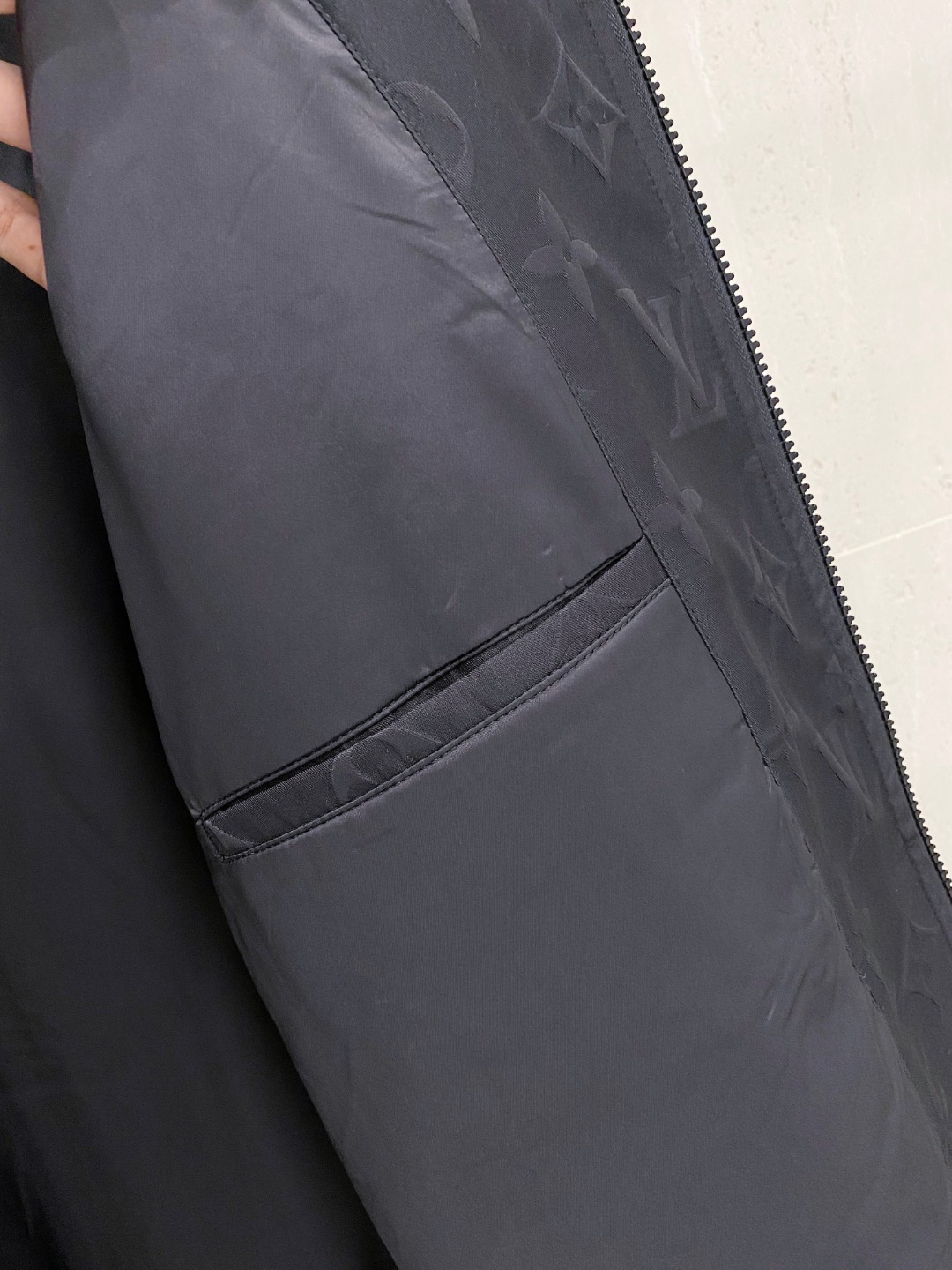 LV高仿連帽防風外套秋冬新品 男士立體剪裁真實對版設計舒適好穿|超A仿原單精品圖片 7 LV高仿連帽防風外套秋冬新品 男士立體剪裁真實對版設計舒適好穿|歐美奢侈品精品推薦