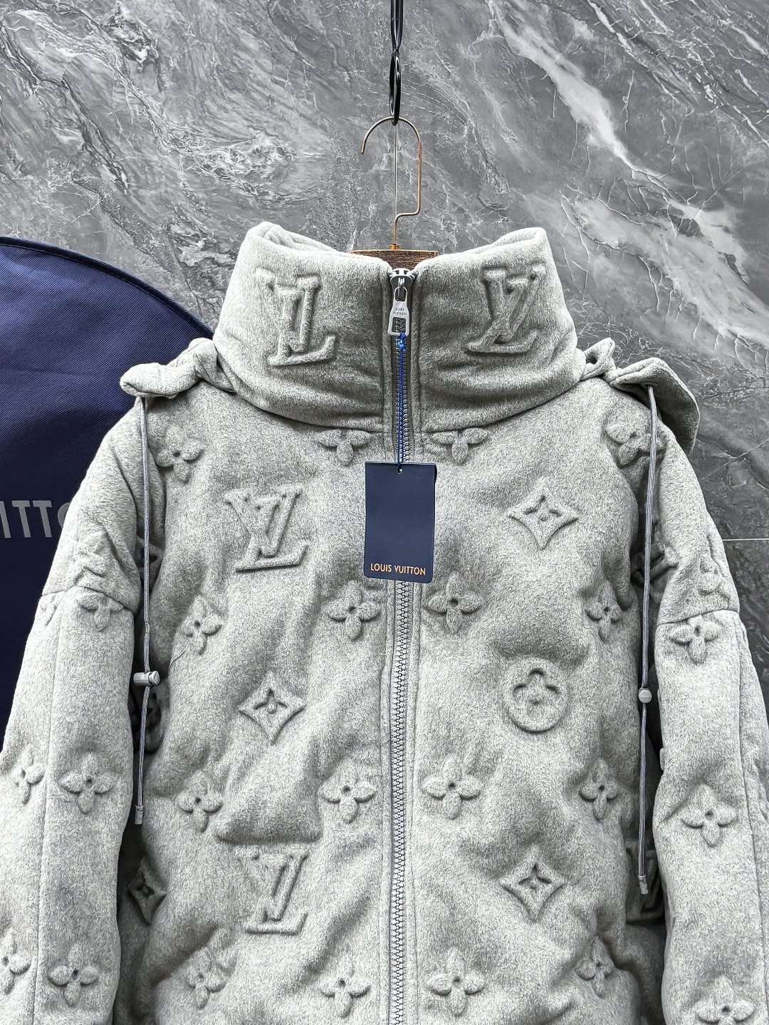 LV奢華複刻灰色羽絨外套 男士秋冬限定款 防寒真實對版時尚質感推薦|超A仿原單精品圖片 13 LV奢華複刻灰色羽絨外套 男士秋冬限定款 防寒真實對版時尚質感推薦|歐美奢侈品精品推薦