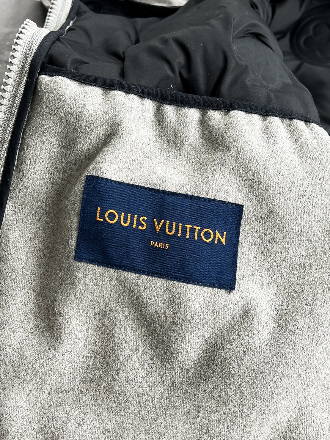 LV奢華複刻灰色羽絨外套 男士秋冬限定款 防寒真實對版時尚質感推薦|超A仿原單精品圖片 9 LV奢華複刻灰色羽絨外套 男士秋冬限定款 防寒真實對版時尚質感推薦|歐美奢侈品精品推薦