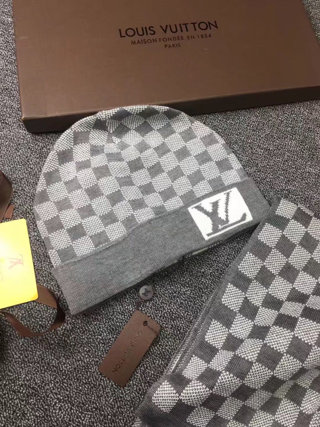 LV一比一灰色棋盤格針織帽圍巾組|超A仿原單精品圖片 13 LV一比一灰色棋盤格針織帽圍巾組|歐美奢侈品精品推薦