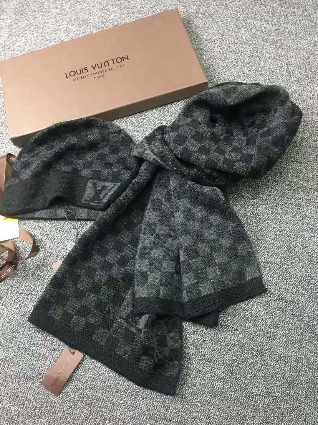 LV頂級復刻黑灰格針織帽圍巾套組|超A仿原單精品圖片 11 LV頂級復刻黑灰格針織帽圍巾套組|歐美奢侈品精品推薦
