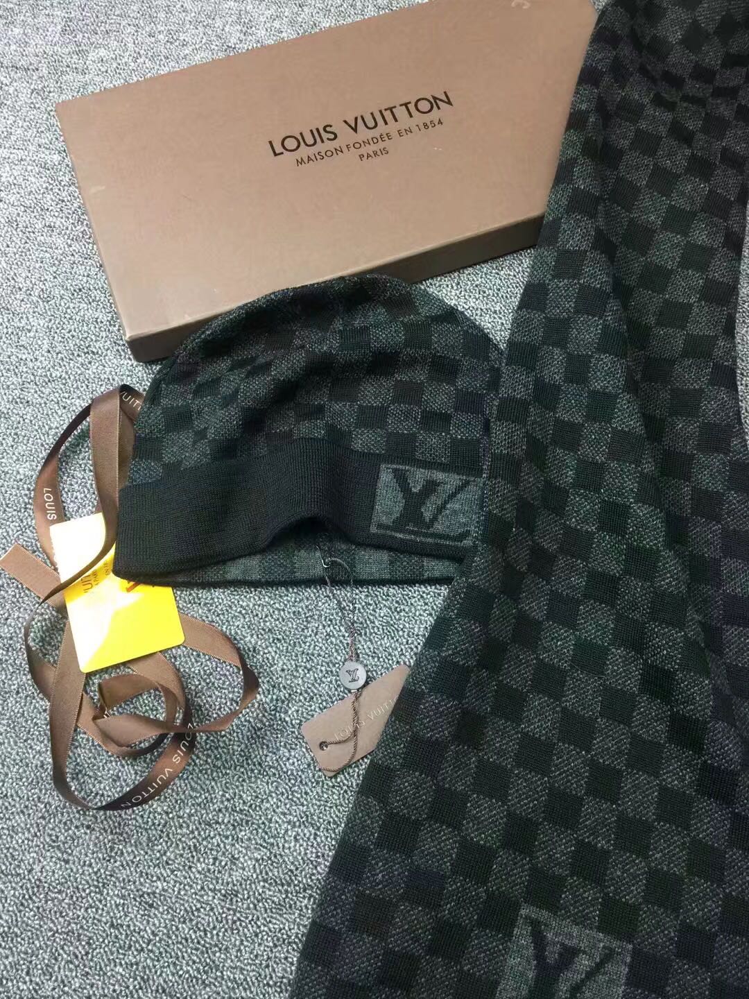 LV頂級復刻黑灰格針織帽圍巾套組|超A仿原單精品圖片 7 LV頂級復刻黑灰格針織帽圍巾套組|歐美奢侈品精品推薦