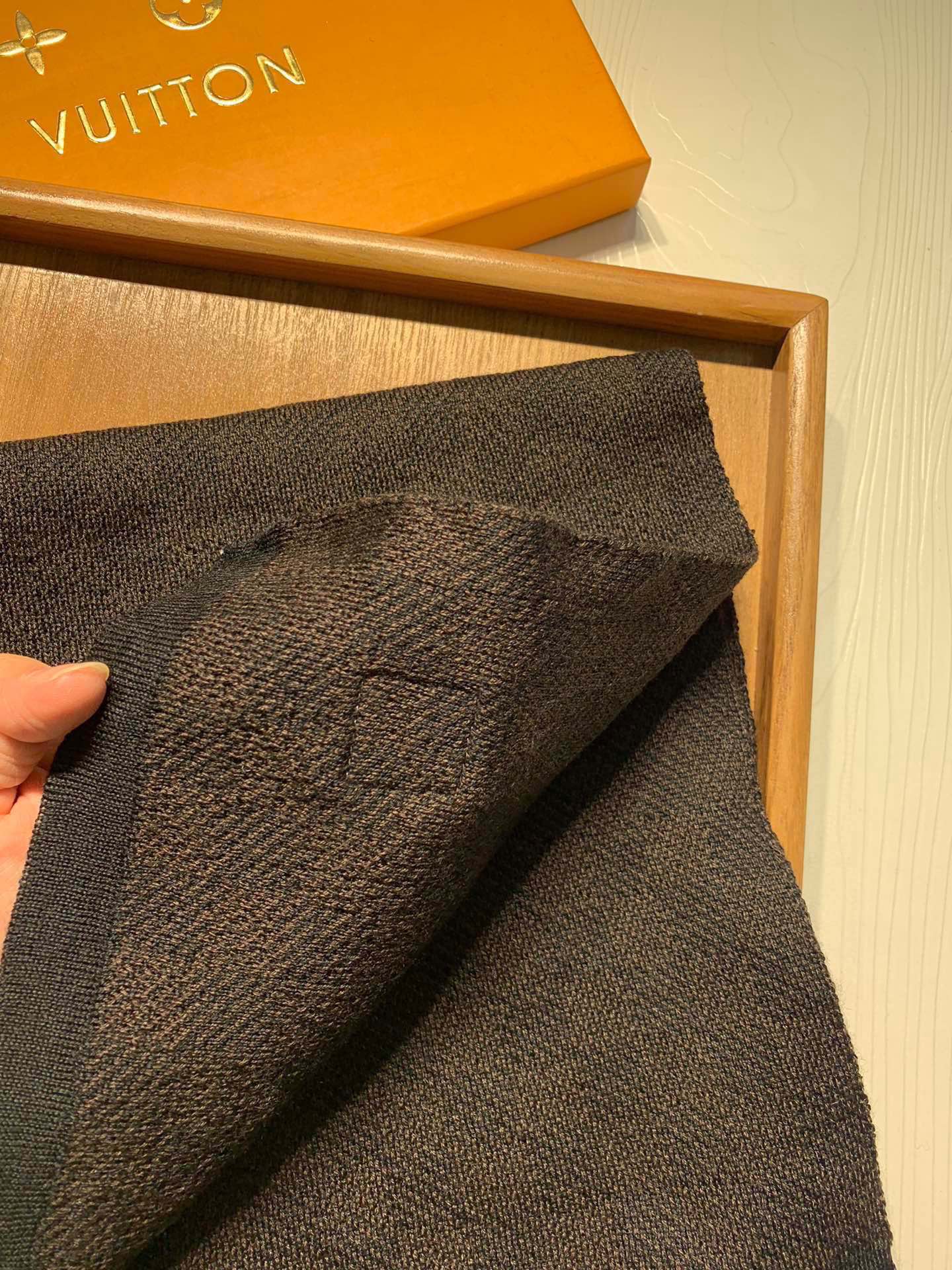 LV精品對版深灰格紋針織帽圍巾組｜歐美奢侈品精品推薦