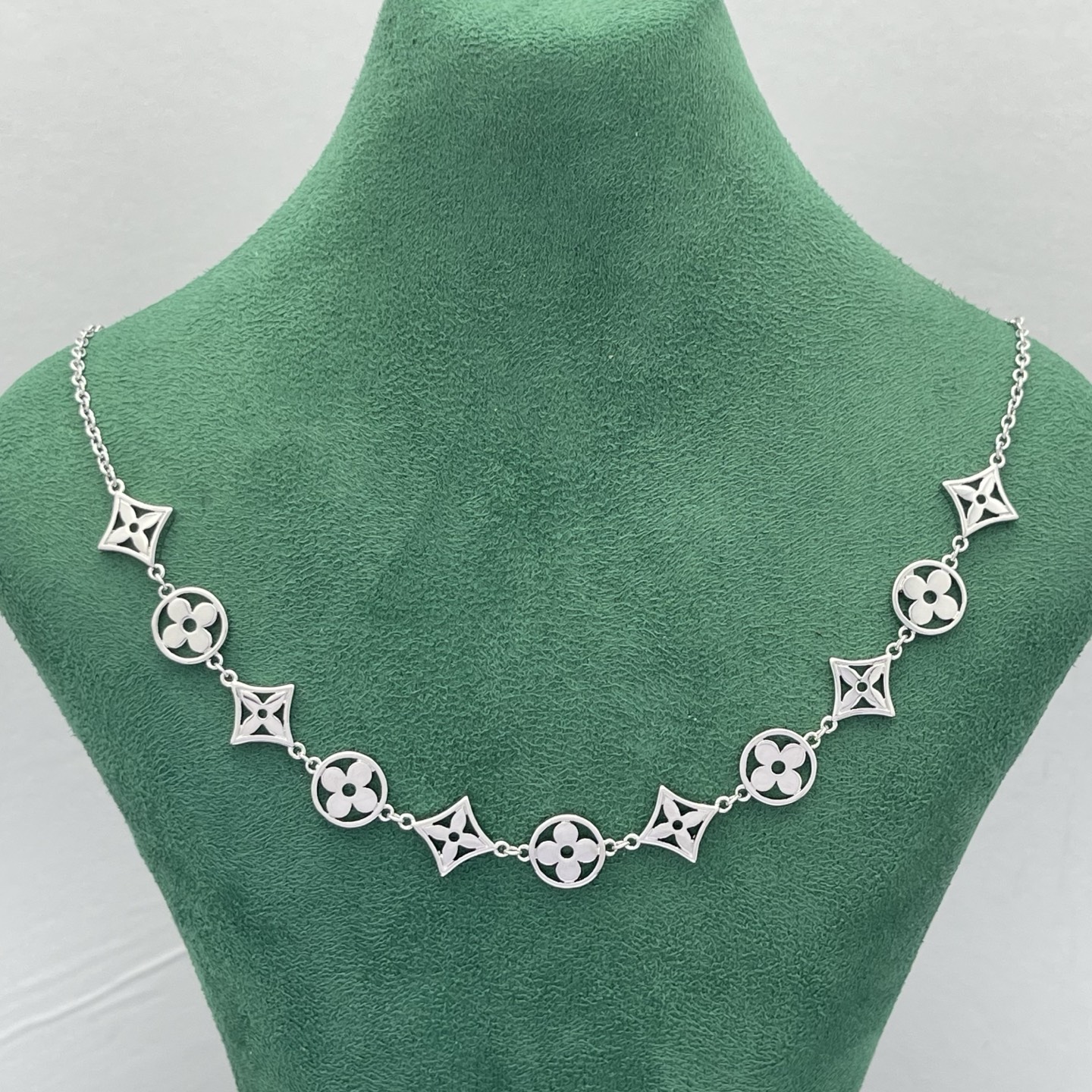 LV原單銀色Monogram花形項鍊冷調時尚精品|超A仿原單精品圖片 2 LV原單銀色Monogram花形項鍊冷調時尚精品|歐美奢侈品精品推薦