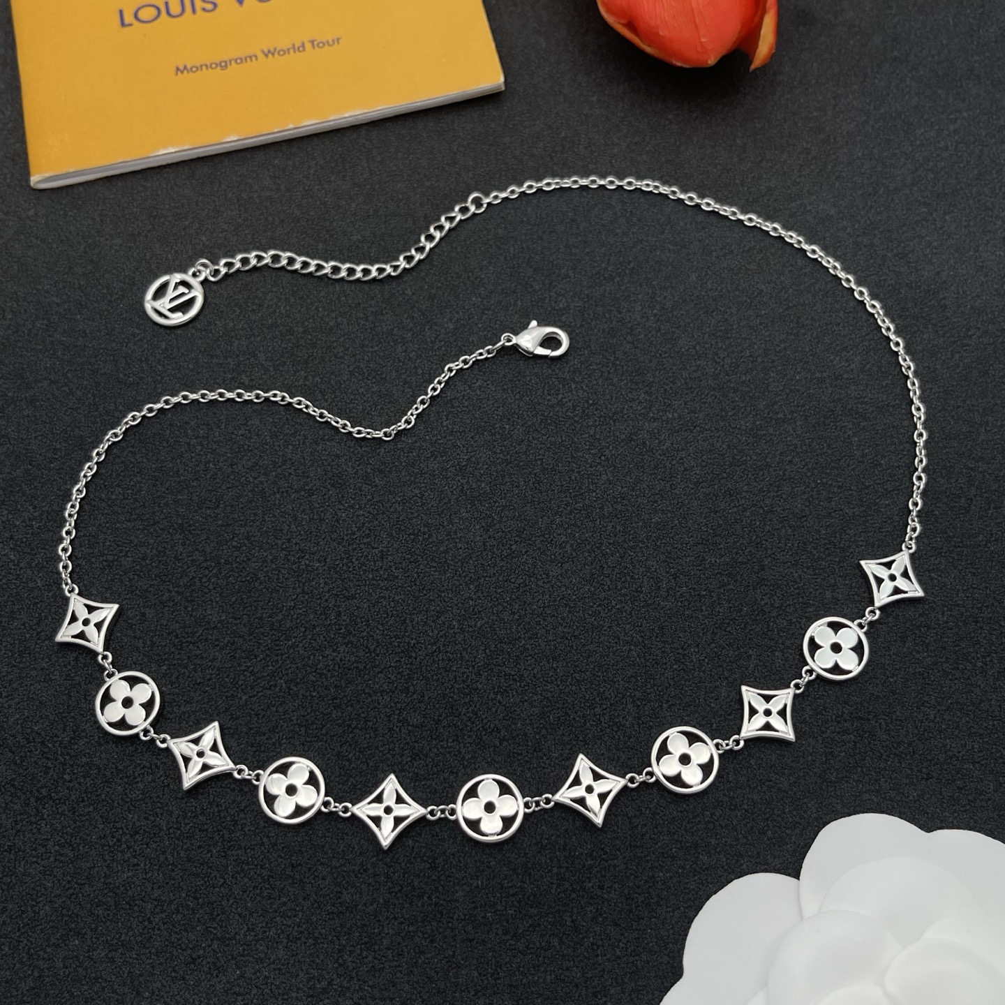 LV原單銀色Monogram花形項鍊冷調時尚精品|超A仿原單精品圖片 12 LV原單銀色Monogram花形項鍊冷調時尚精品|歐美奢侈品精品推薦