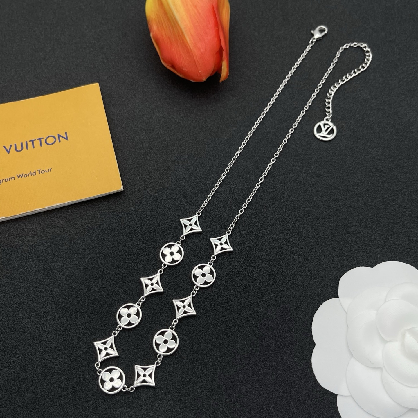LV原單銀色Monogram花形項鍊冷調時尚精品｜歐美奢侈品精品推薦