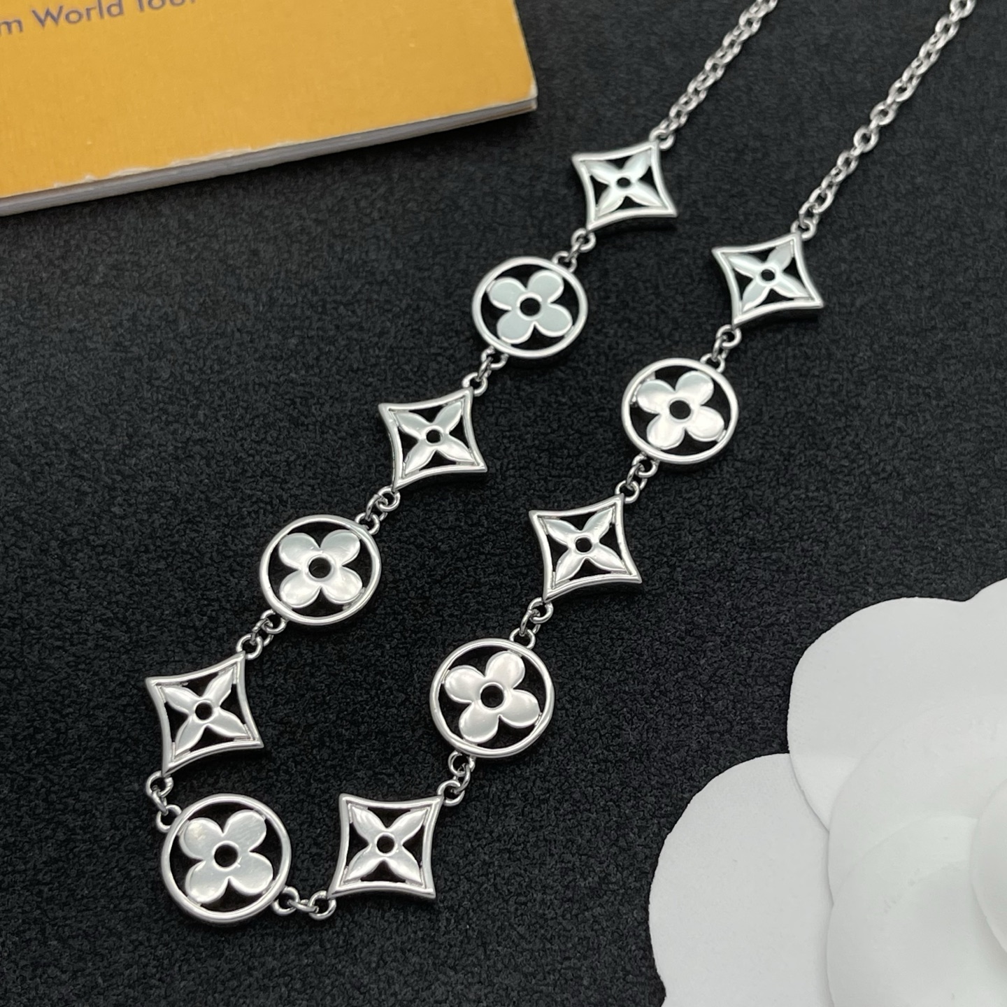 LV原單銀色Monogram花形項鍊冷調時尚精品｜歐美奢侈品精品推薦