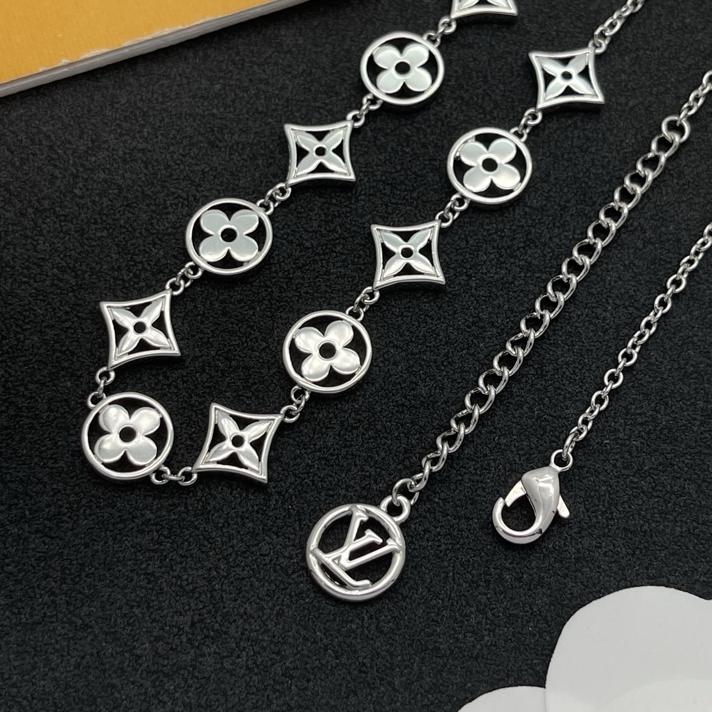 LV原單銀色Monogram花形項鍊冷調時尚精品｜歐美奢侈品精品推薦