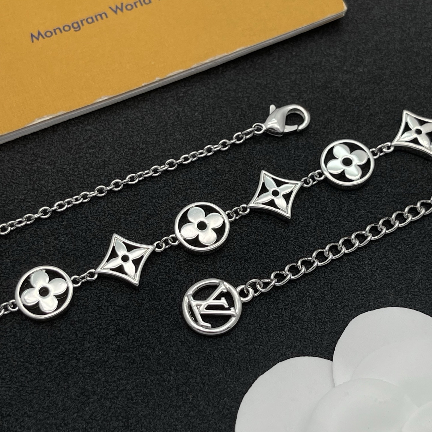 LV原單銀色Monogram花形項鍊冷調時尚精品｜歐美奢侈品精品推薦