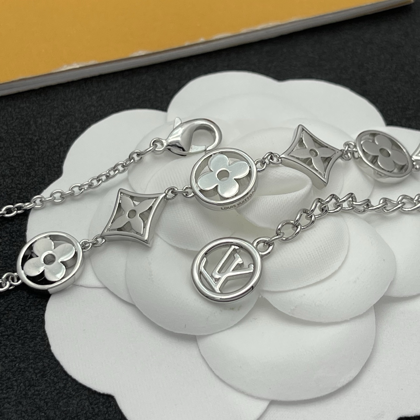 LV原單銀色Monogram花形項鍊冷調時尚精品｜歐美奢侈品精品推薦