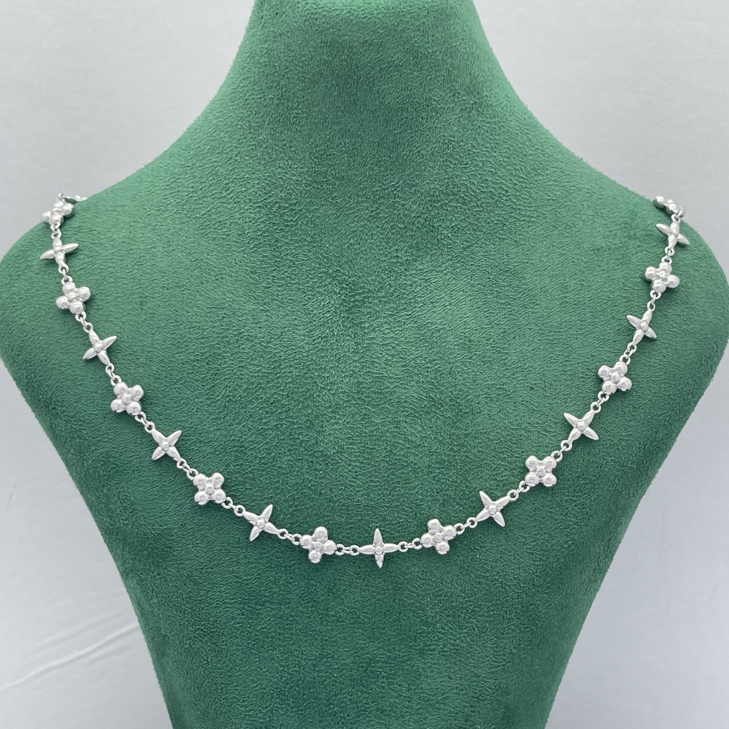 LV高仿銀色Monogram花形項鍊簡約時尚百搭|超A仿原單精品圖片 2 LV高仿銀色Monogram花形項鍊簡約時尚百搭|歐美奢侈品精品推薦