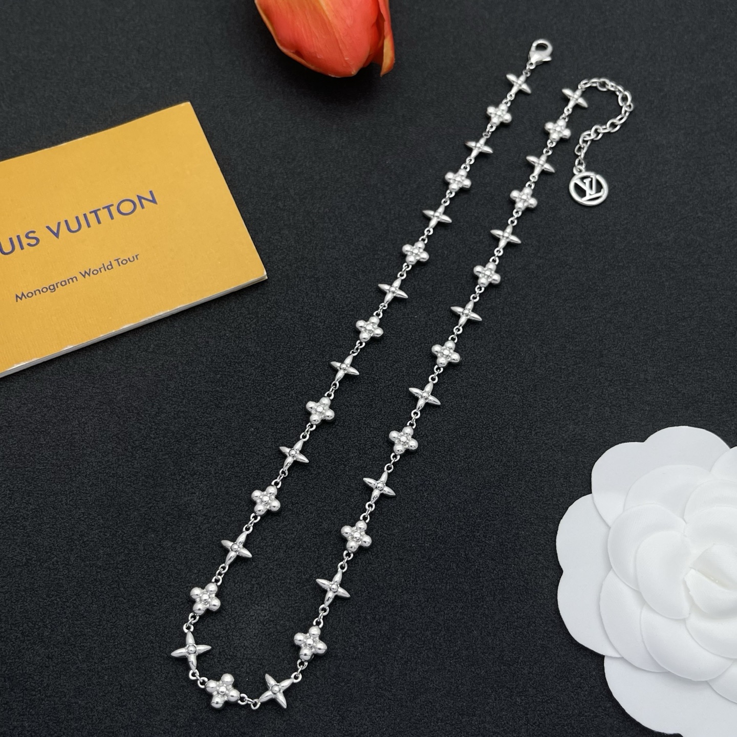 LV高仿銀色Monogram花形項鍊簡約時尚百搭｜歐美奢侈品精品推薦