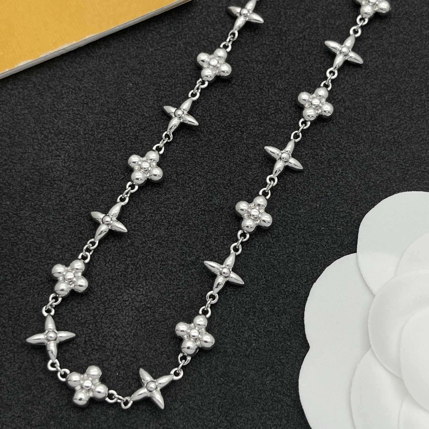 LV高仿銀色Monogram花形項鍊簡約時尚百搭｜歐美奢侈品精品推薦