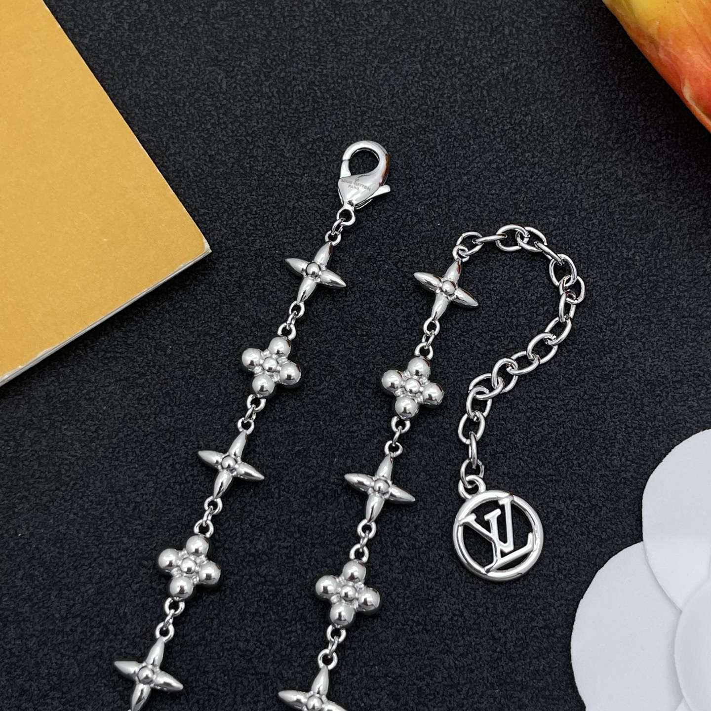 LV高仿銀色Monogram花形項鍊簡約時尚百搭｜歐美奢侈品精品推薦